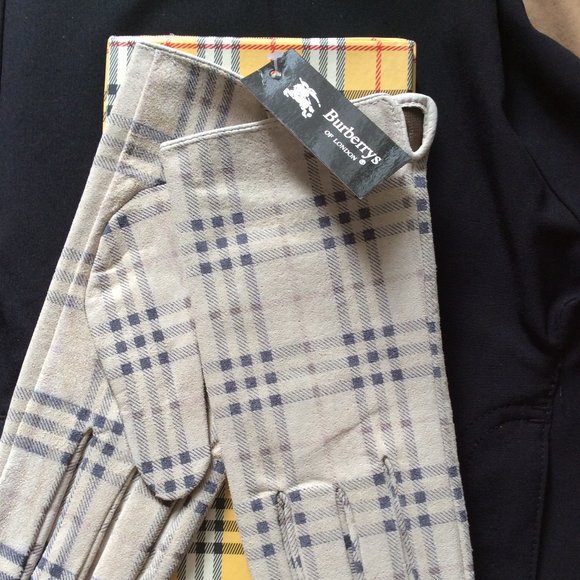 Burberry Accessories - 🌟🌸5 x HOST PICK 🌟🌸NWT & Box Rare Authentic BURBERRY Nova Check gloves Size L